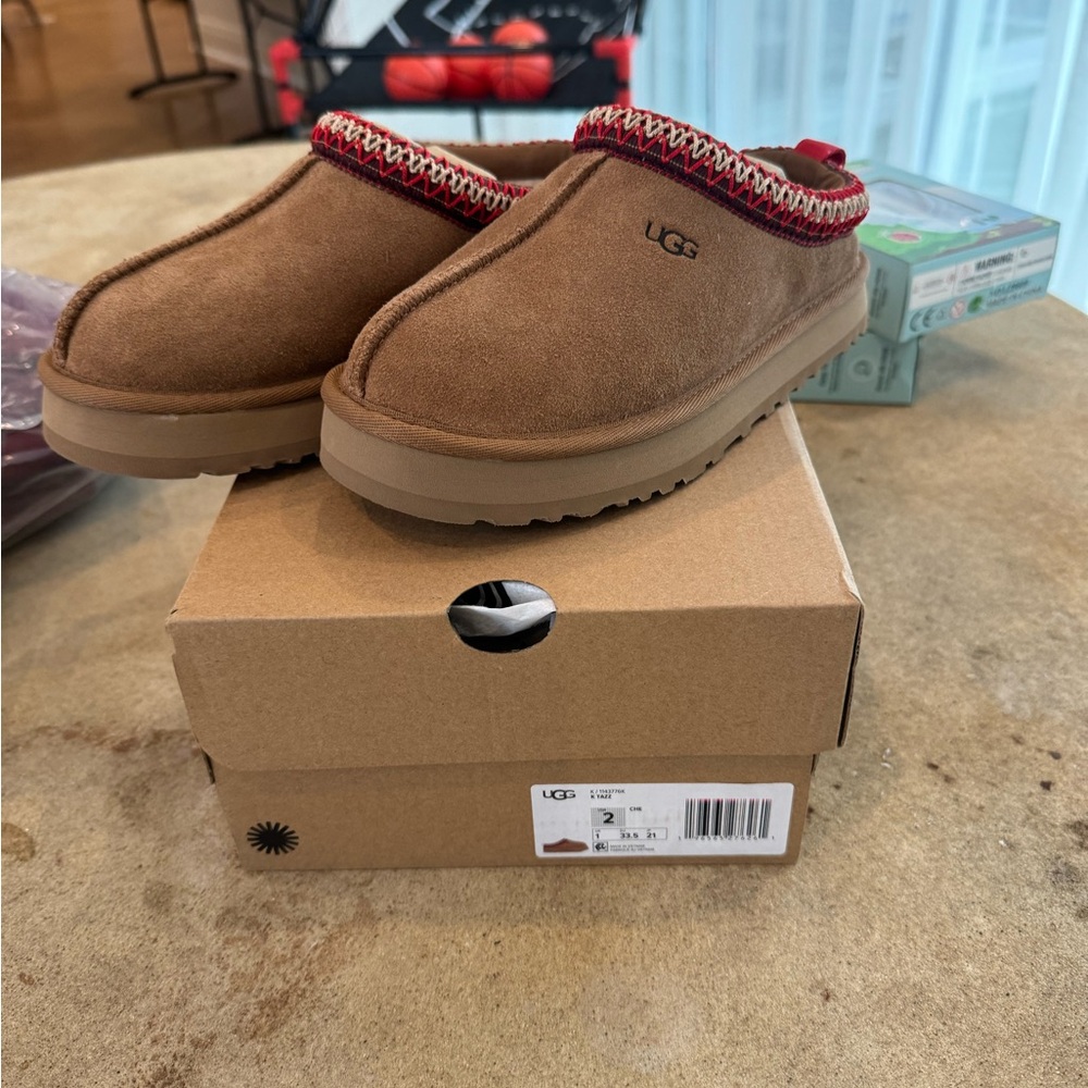 UGG kids Tazz
Brand new 
Size 2 
Chestnut